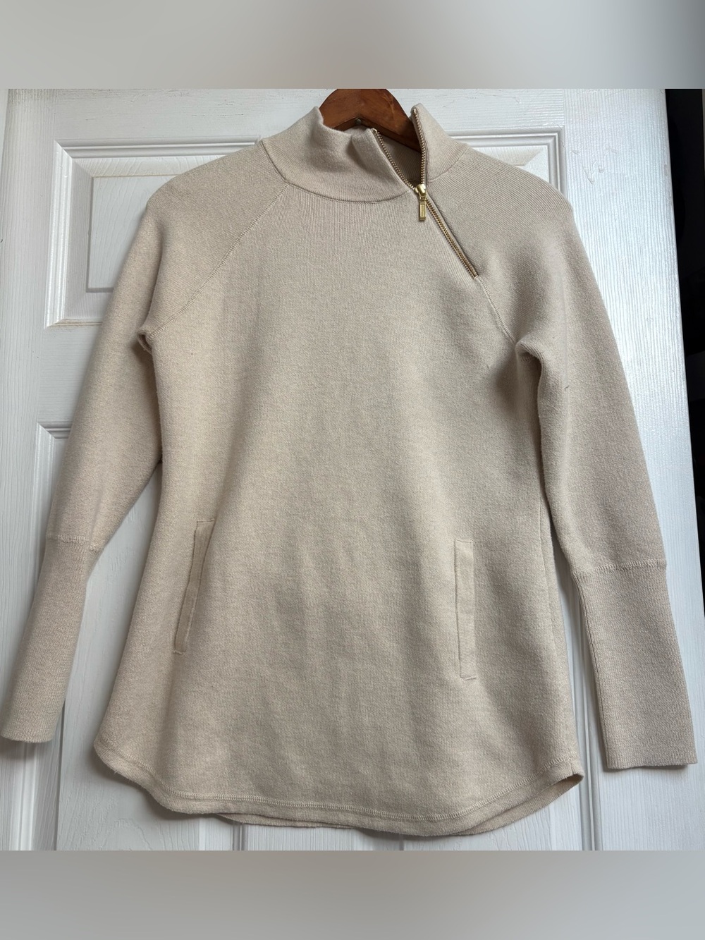 Tahari Cream Colored Top. Size: XS